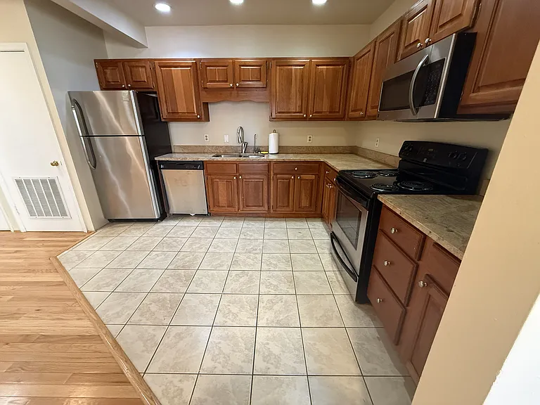 209 Hanover St #4 — Photo 2