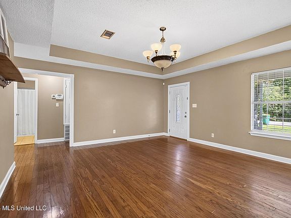 5th image of 809 Peach St