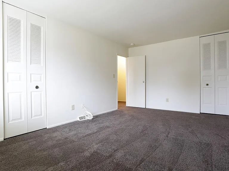 200 Riverside Dr — Photo 11