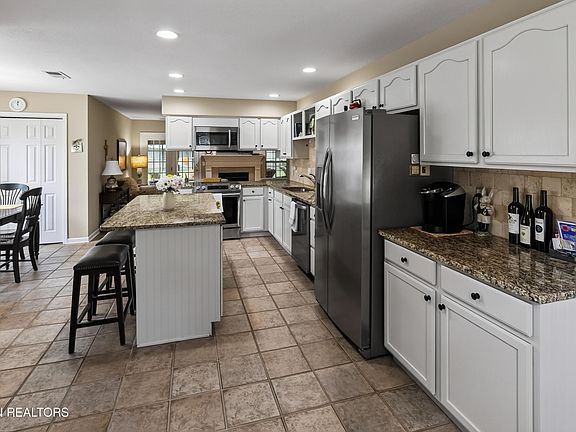 5th image of 860 Baylor Cir