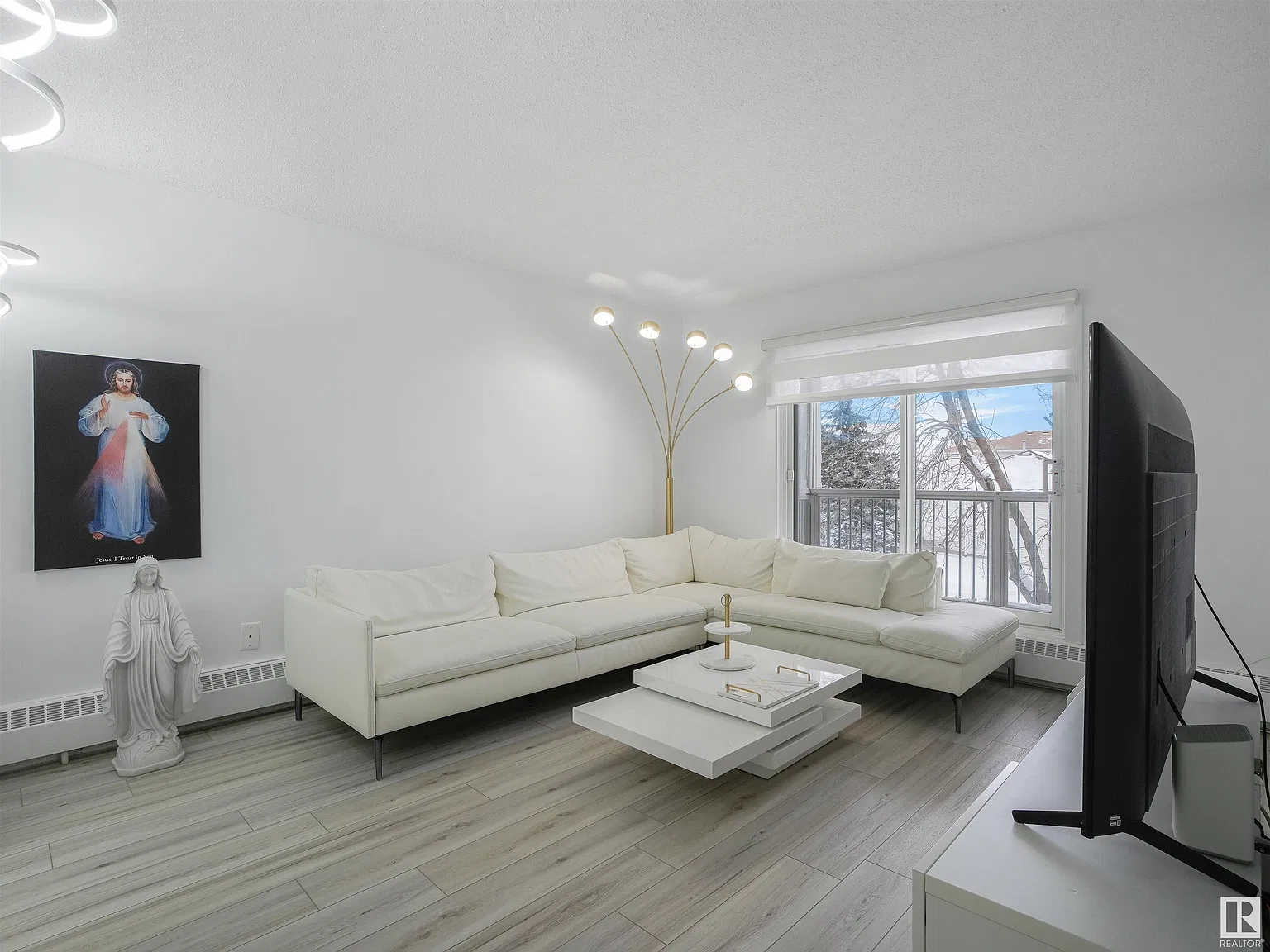2 Bed 1 Bath Apartment For Rent Ozerna Edmonton — Photo 2