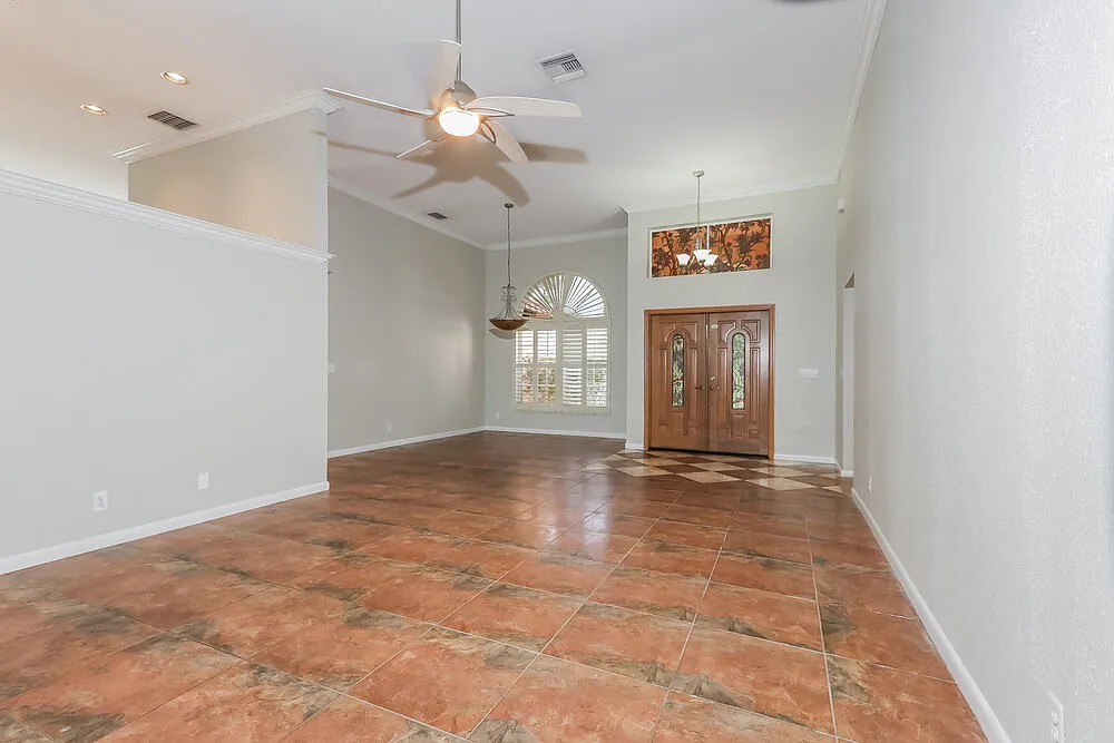 4 bed, 2.0 bath, 2158 sqft, $4,080 — Photo 3
