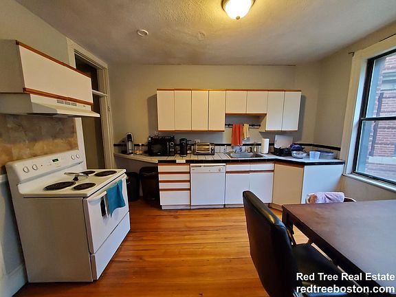 3rd image of 221 Harvard St #221