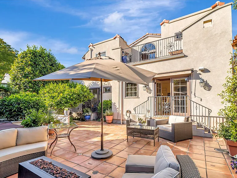 1568 Mariposa Ave — Photo 40