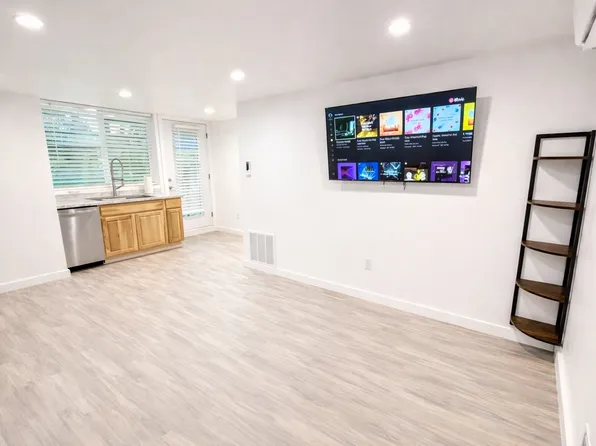 7948 Capistrano Ave, Canoga Park, CA 91304