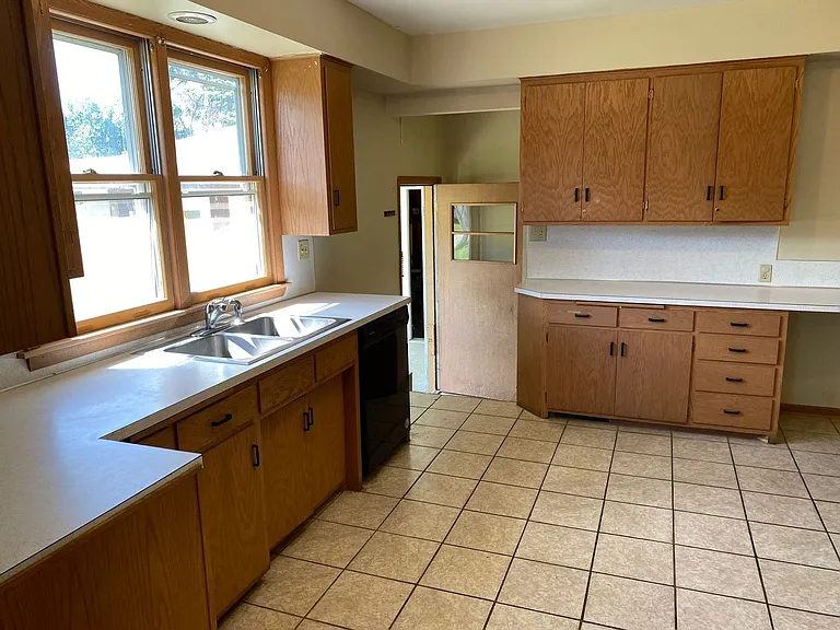 602 W Strowbridge St — Photo 7
