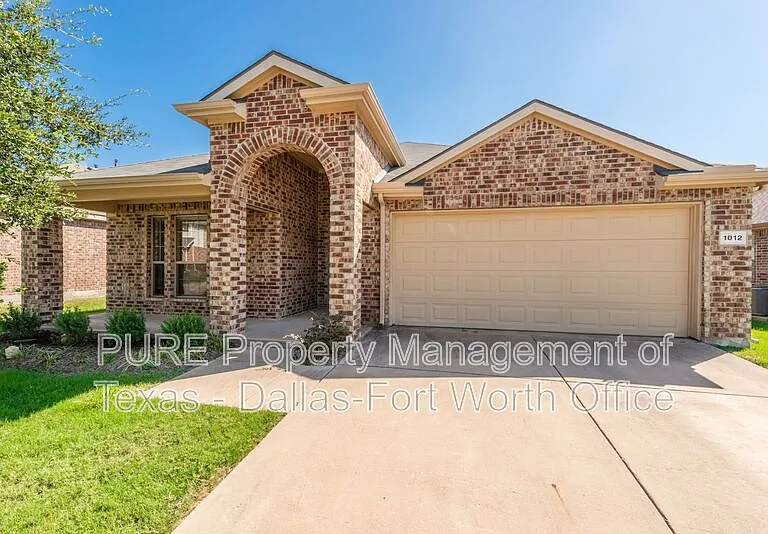 1012 Lake Hollow Dr — Photo 2