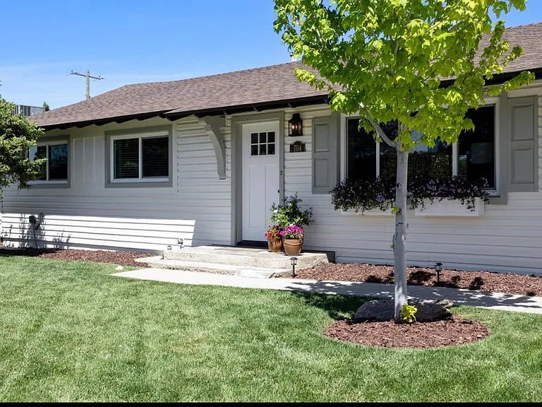 704 Elm St — Photo 1