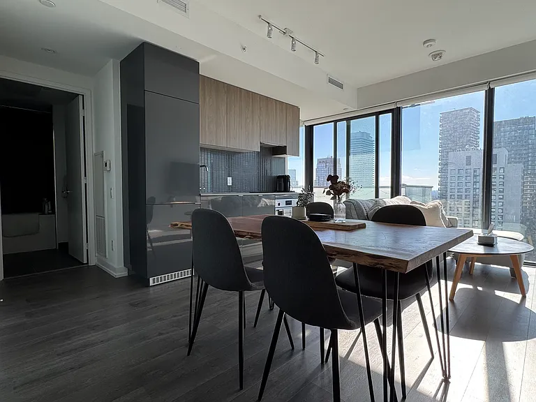 161 Roehampton Ave #3902 — Photo 2