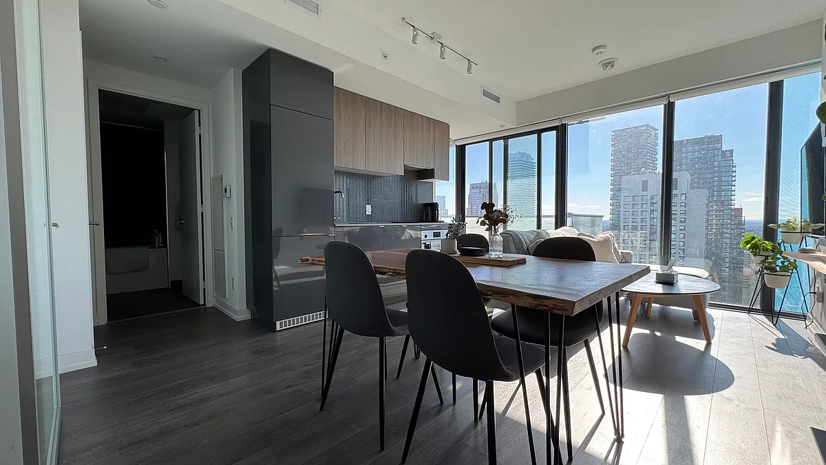 Building Photo - 161 Roehampton Ave #3902