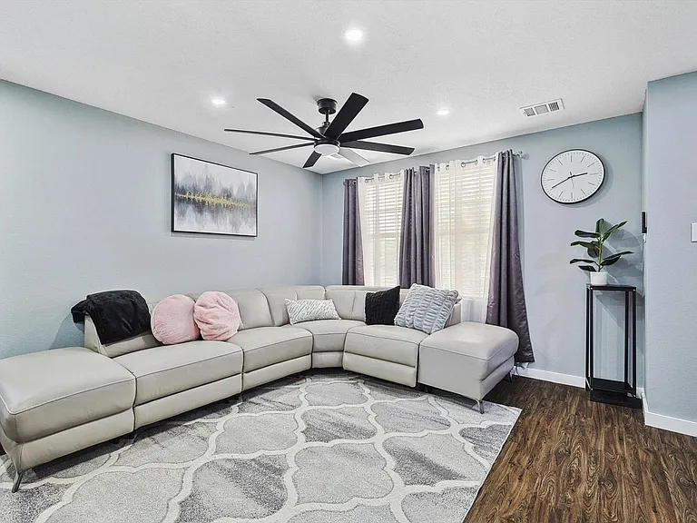 2136 Dayton Ln — Photo 11