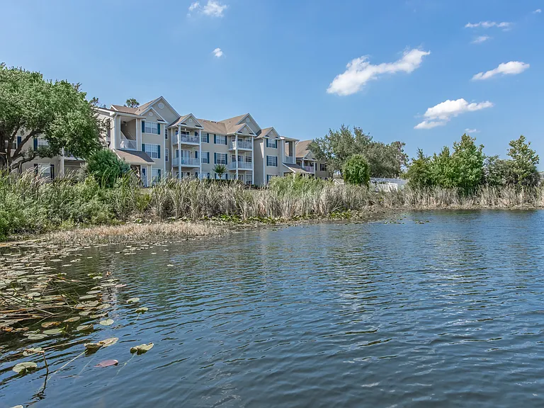 Lake House — Photo 48