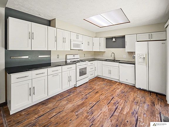 3rd image of 749 W Leon Dr