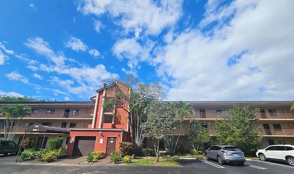 Building Photo - 2214 S Cypress Bend Dr #208