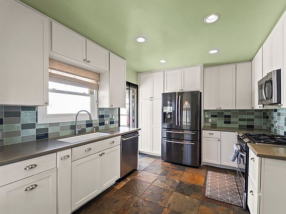 4th image of 12021 Ayres Ave