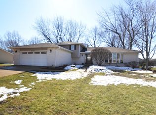 20715 W Thomas Dr, Lockport, IL 60441