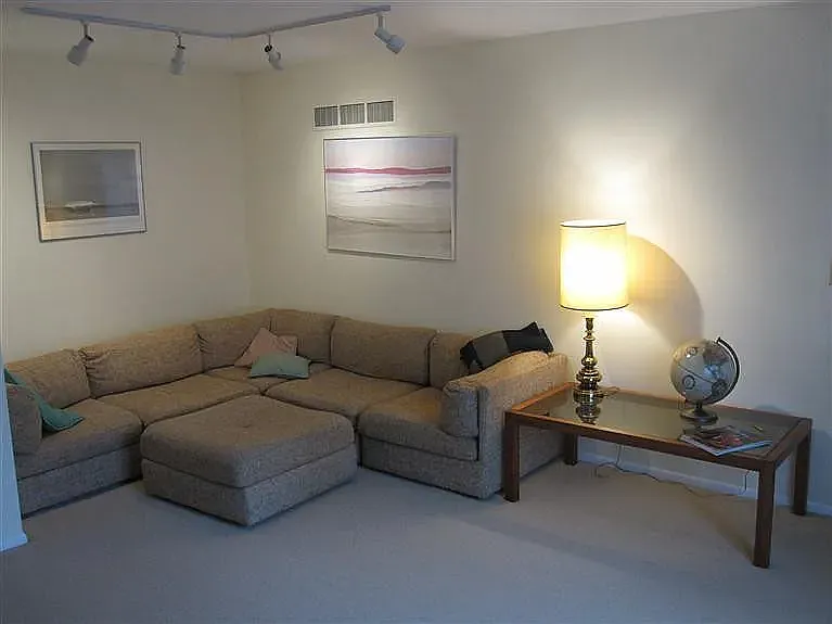 511 Benjamin St — Photo 2