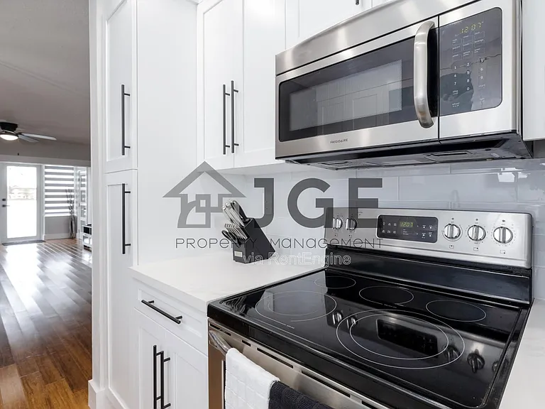 270 NE 191st St #103 — Photo 7