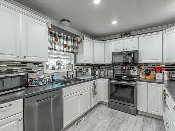 3rd image of 1929 Sanders Ave