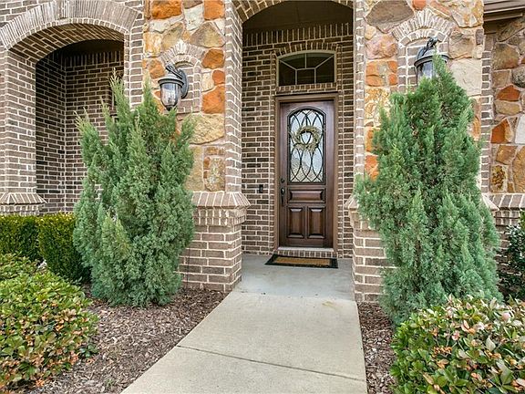 4th image of 1701 Yosemite Ln