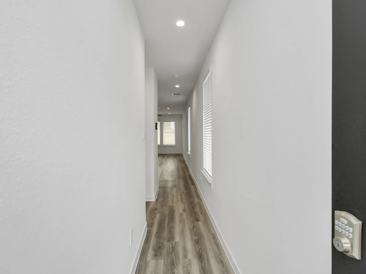3 bed, 2.5 bath, 1949 sqft, $2,350 — Photo 3