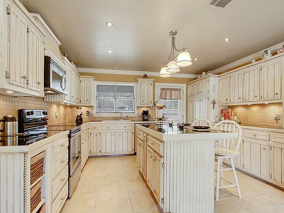 3rd image of 8419 Ashley Dr