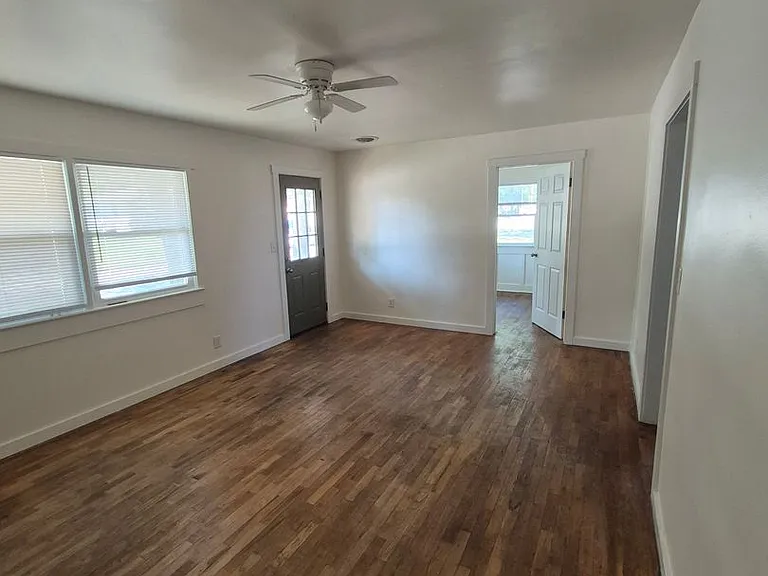 138 N Rechow Ave — Photo 2