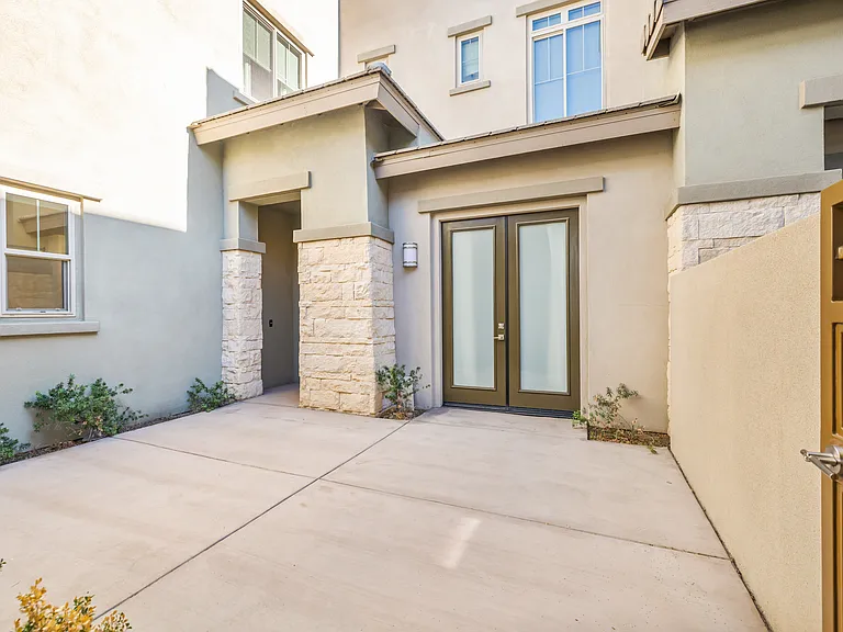 1701 Retreat Cir — Photo 2