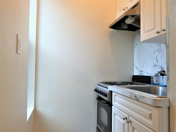 3rd image of 141 E 62nd St APT 4