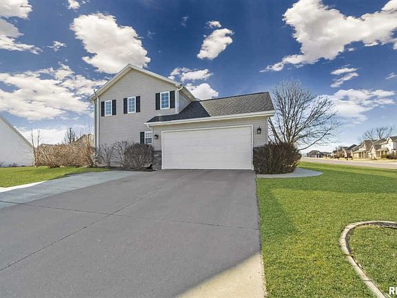 2nd image of 704 S Breckenridge Dr