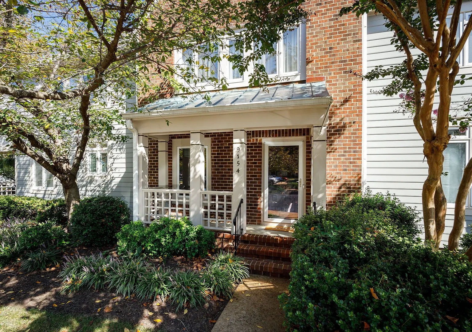 Beautiful 2 Bedroom Lakeview Property — Photo 3