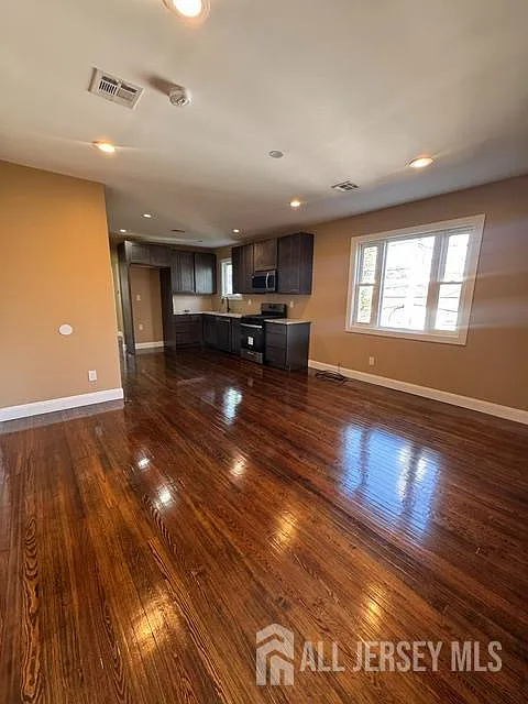 3 bed, 1.0 bath, 4608 sqft, $2,500 — Photo 4