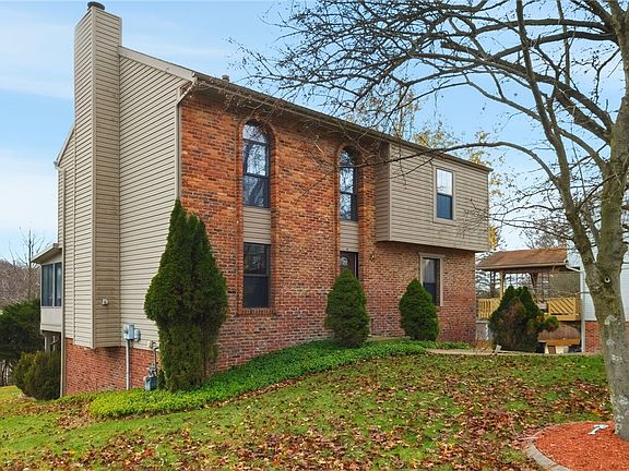 3rd image of 912 Glenwood Ct