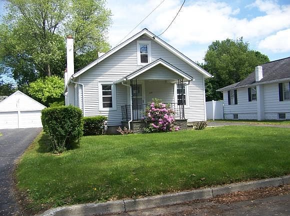 2nd image of 305 Marion St