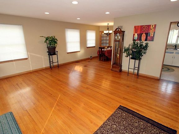 3rd image of 835 N Greenfield Ave