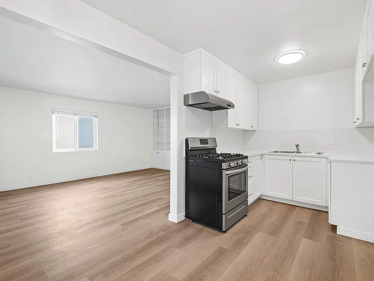 121 E Bay St — Photo 11