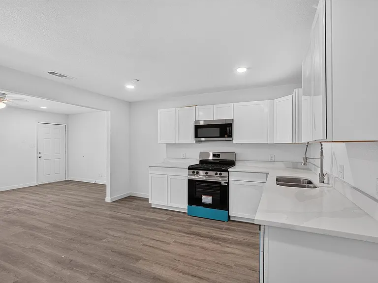 541 NW King St — Photo 11