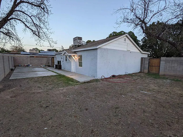 1154 W 2nd Pl — Photo 5