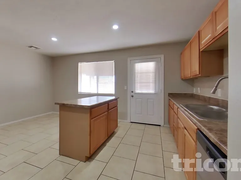 3234 W Larkspur Dr — Photo 4