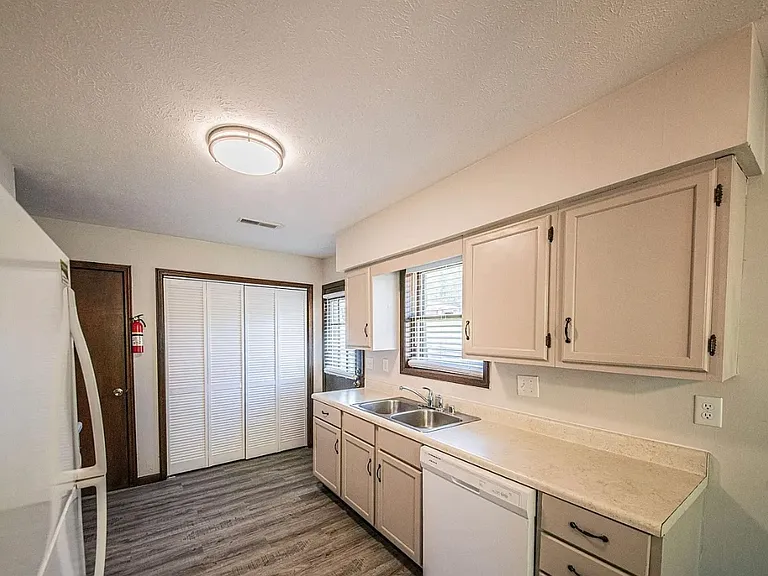 830 Sanders Ave — Photo 12