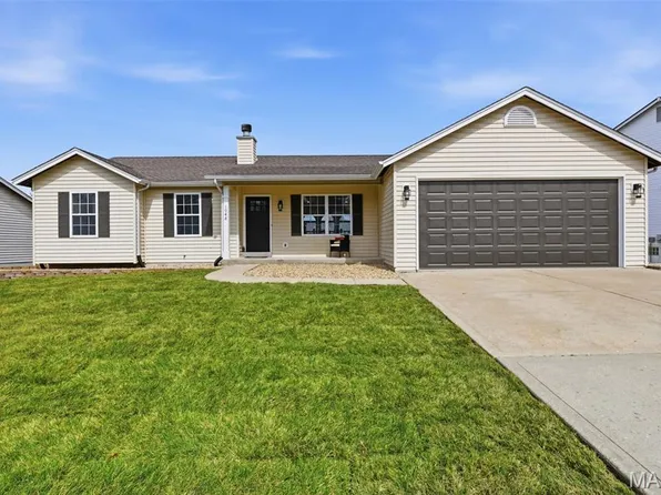 1048 Tower Park Dr, Saint Charles, MO 63304