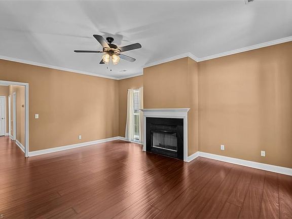 3rd image of 1006 Cleburne St