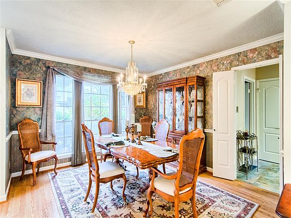Another shot of the dining