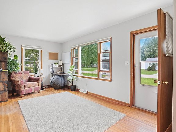 3rd image of 402 2nd St