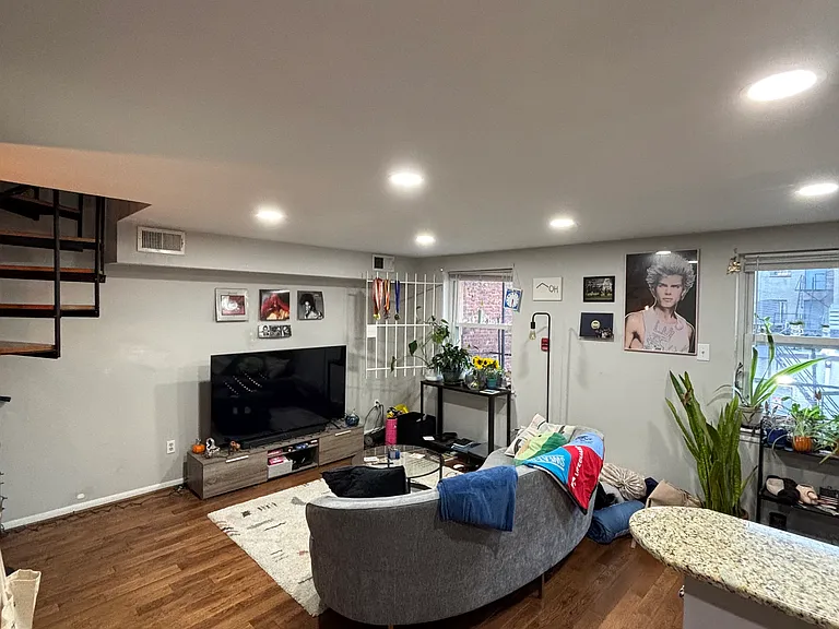 713 Walnut St #3R — Photo 10