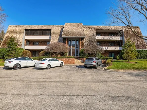 200 Red Top Dr APT 302, Libertyville, IL 60048