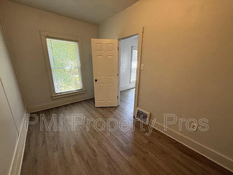 2 bed, 1.0 bath, $1,200 — Photo 4