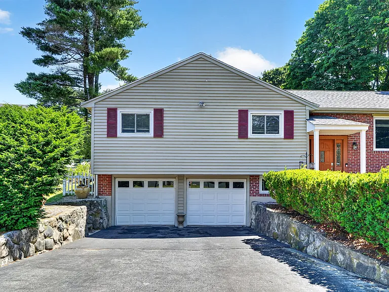 32 Bobolink Rd — Photo 2