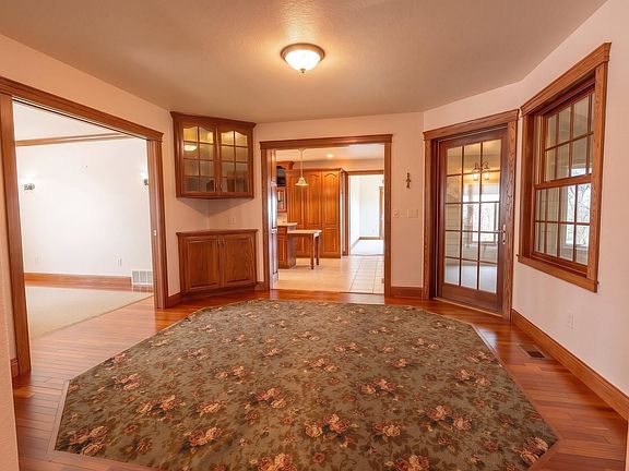 5th image of 300 Calumet Cir