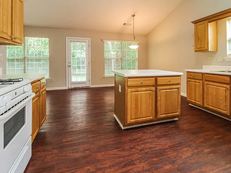 5729 Lakeview Cir — Photo 8
